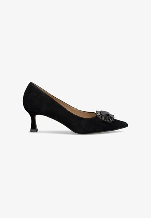 Décolleté nera in suede con tacco alto e punta affusolata, caratterizzata da un'ornamentazione di gemma nera decorativa nella parte anteriore e un tacco quadrato di altezza media.