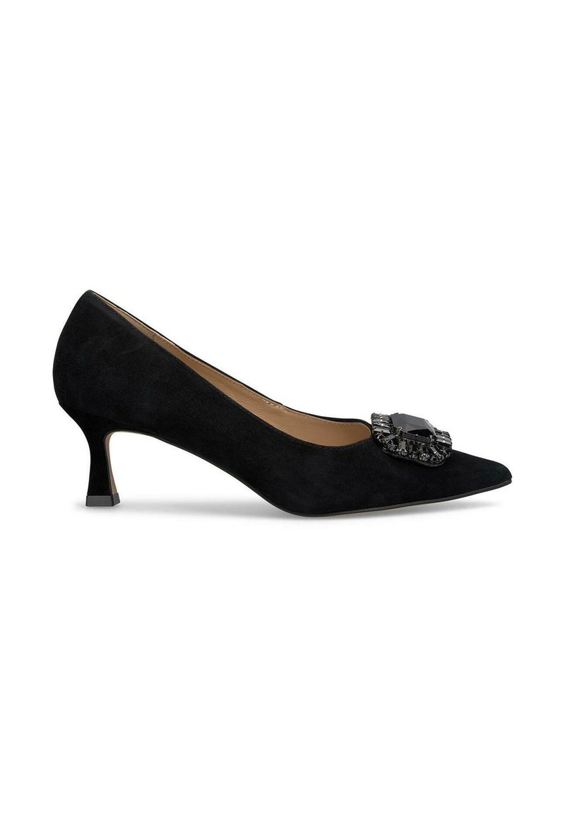 Décolleté nera in suede con tacco alto e punta affusolata, caratterizzata da un'ornamentazione di gemma nera decorativa nella parte anteriore e un tacco quadrato di altezza media.