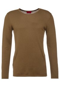 Brauner Langarmpullover aus weichem Material, mit rundem Ausschnitt und taillierter Passform, subtiler Textur und einem kleinen Logoakzent am Saum.