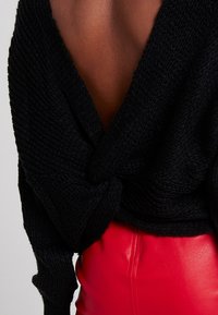 Missguided Stickad tröja - black