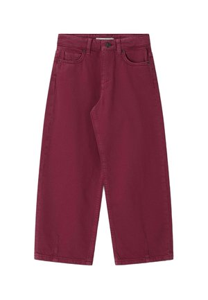 Pantalon large court de couleur bordeaux profond avec bouton à l'avant, fermeture éclair, passants pour ceinture et style à cinq poches.
