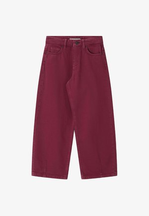 Pantalon large court de couleur bordeaux profond avec bouton à l'avant, fermeture éclair, passants pour ceinture et style à cinq poches.