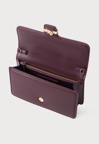 Portafoglio in pelle bordeaux con chiusura a scatto dorato, dotato di un compartimento con zip e slot per carte. Texture liscia e forma rettangolare.