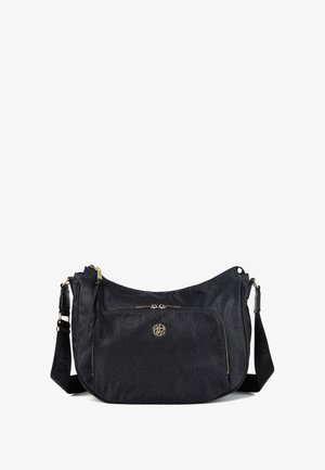 Borsa a spalla in tessuto nero con una sottile texture screpolata, dettagli in metallo dorato, una tasca frontale con zip e una tracolla regolabile.