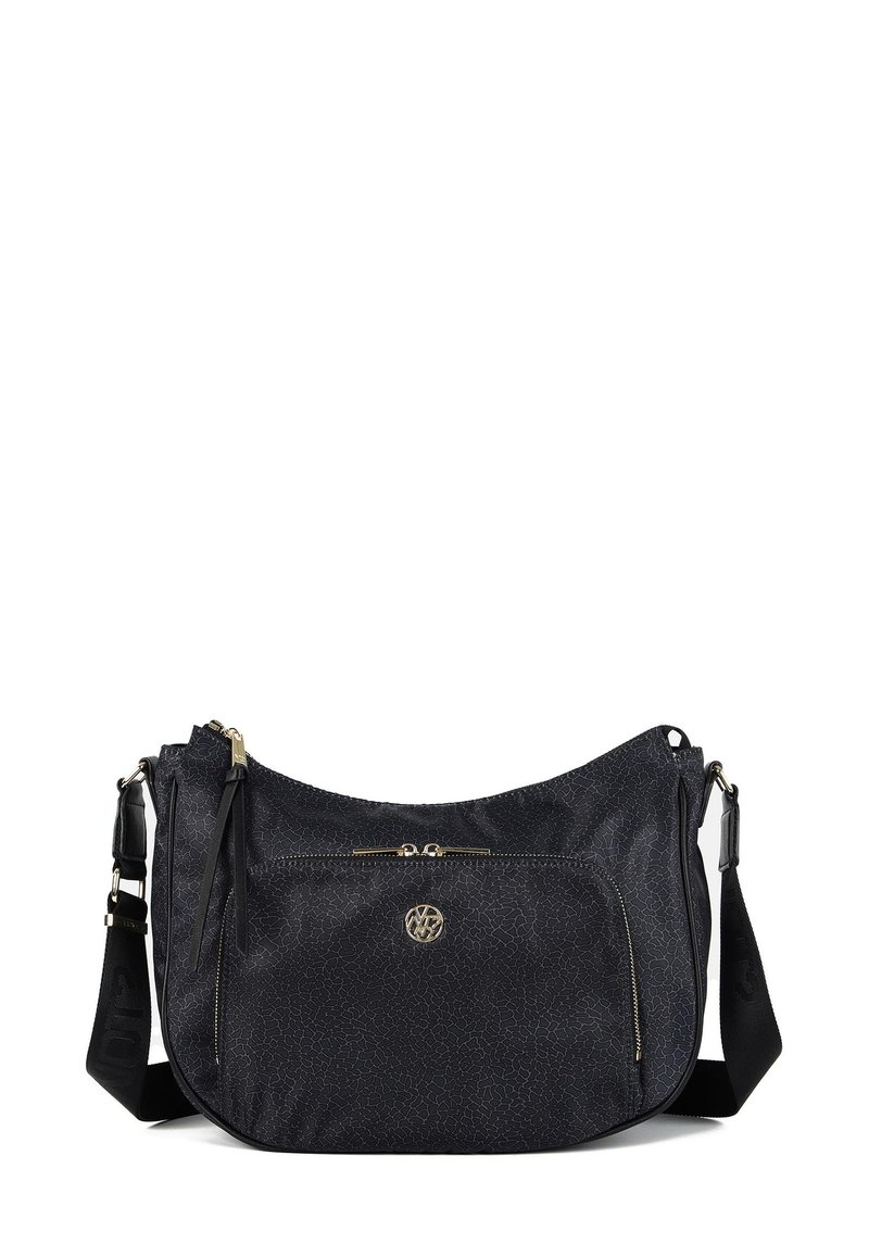 Borsa a spalla in tessuto nero con una sottile texture screpolata, dettagli in metallo dorato, una tasca frontale con zip e una tracolla regolabile.