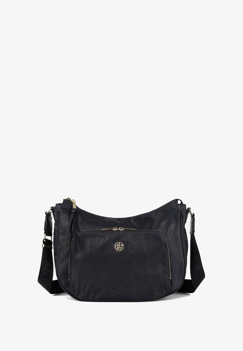 Borsa a spalla in tessuto nero con una sottile texture screpolata, dettagli in metallo dorato, una tasca frontale con zip e una tracolla regolabile.