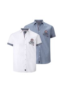 Zwei kurzärmlige Hemden, eines weiß und eines hellblau, mit Knopfverschlüssen und gestickten maritimen Logos auf der Brust.