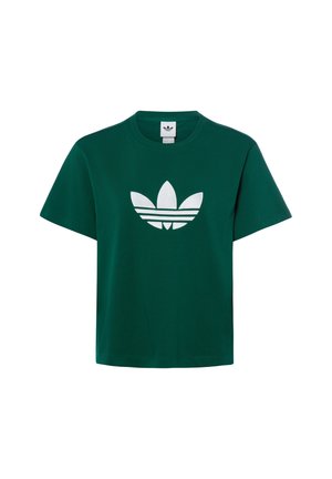 Ciemnozielona koszulka z krótkim rękawem z białym logo Adidas trefoil umieszczonym na środku klatki piersiowej na białym tle.
