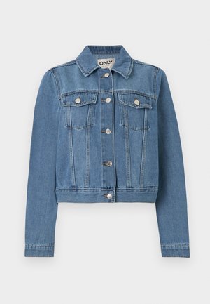 Blå denimjakke med knapper foran, to brystlommer med klaffer og knapper, lange ermer og krage, lagt flatt på hvit bakgrunn.