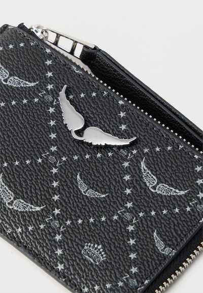 Μαύρο πορτοφόλι με υφή, ασημένιο κούμπωμα σε σχήμα φτερού, λευκά αστέρια, σχέδια φτερών και κορώνας, με μερικώς ανοιχτό φερμουάρ.