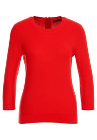 Czerwony sweter dzianinowy z okrągłym dekoltem, rękawami o długości trzech czwarte oraz zamek błyskawiczny z tyłu. Prążkowane wykończenie dołu i mankietów podkreśla fakturę.