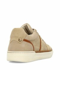 Beige leren sneaker met een gestructureerde afwerking, bruine accenten, witte rubberen zool en een ronde logo-detail op de achterkant van de hak.