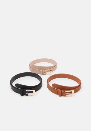 Conjunto de três cintos: preto, castanho claro e tan. Feitos de couro com um acabamento liso. Cada um apresenta uma fivela de metal com tom dourado.