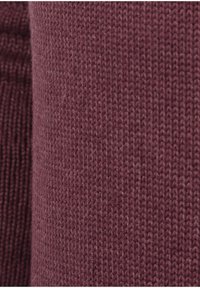 Tessuto a maglia bordeaux con un motivo testurizzato a costine. Materiale morbido e leggero con sottili variazioni di colore che creano profondità.