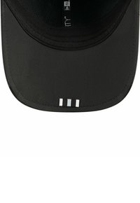 Schwarze Mütze mit gebogenem Schirm, ausgestattet mit einem strukturierten Innenfutter und weißen Akzentstreifen auf der Vorderseite. Hergestellt aus leichtem Stoff.