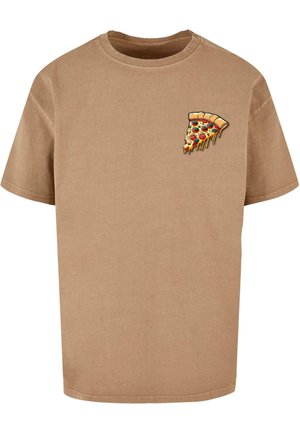 Bruine katoenen t-shirt met een kleurrijke pizza slice grafiek op de linkerkant van de borst. Korte mouwen en een ronde halslijn. Zachte textuur.
