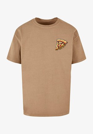 Brun bomulds t-shirt med et farverigt pizza slice grafisk motiv på venstre bryst. Korte ærmer og rund halsudskæring. Blød tekstur.