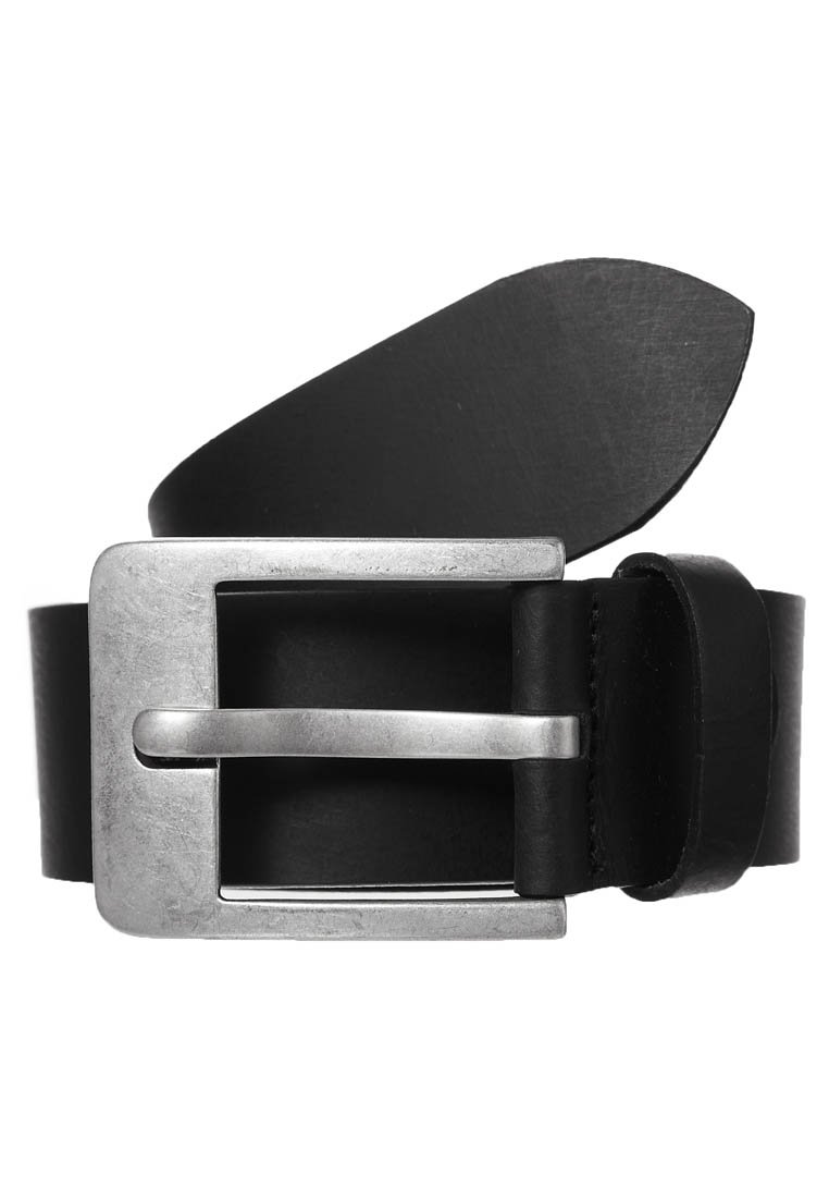 Ceinture en cuir noir avec une boucle en métal argenté rectangulaire et une pointe, enroulée avec la boucle centrée.