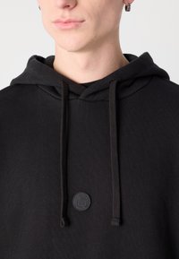 HUGO NUWINTO - Mikina - black