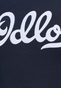 Marineblauem Stoff mit einer glatten Textur, der auffällige weiße gestickte Buchstaben in einer verspielten Schreibschrift zeigt, die "Hallo" buchstabieren.