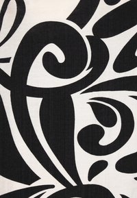 Țesătură decorativă în alb și negru, cu model abstract mare și ondulatoriu pe un fundal texturat, creând un contrast puternic.