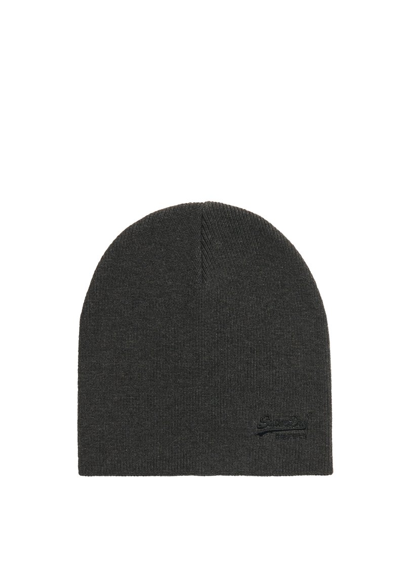 Gorro gris de punto con la parte superior ligeramente cónica, con un sutil logo en negro cerca de la base. Textura suave, grosor medio.
