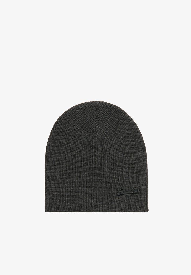 Gorro gris de punto con la parte superior ligeramente cónica, con un sutil logo en negro cerca de la base. Textura suave, grosor medio.