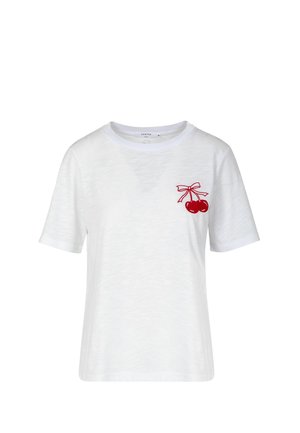 Wit T-shirt met korte mouwen en een klein rood kersenmotief met een strikje op het linkerborstgebied, effen achtergrond.