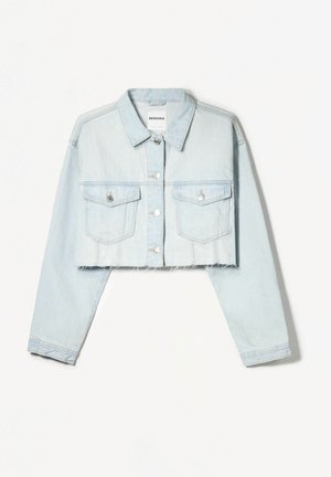 Veste en denim bleu clair raccourcie avec col pointu, poches avant et boutons en métal. L'ourlet est effiloché et les manches sont longues.