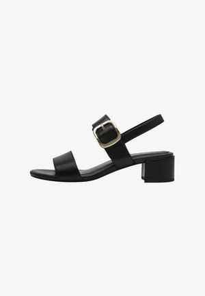 Sort sandal med blokhæl, brede remme og spænde på ankelremmen, med en glat læderfinish.