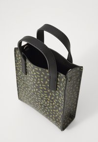 Kleine zwarte tote bag met groene bladprint, textuurmateriaal, twee handvatten en geperste branding aan de voorkant. Ontwerp met open bovenkant.