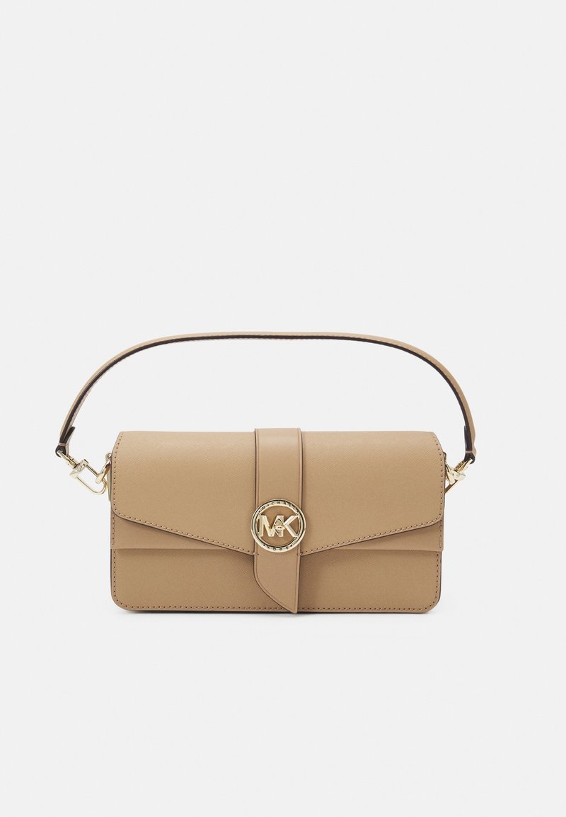 Sac à main rectangulaire en cuir beige avec poignée supérieure et fermoir avant à bouton circulaire doré avec logo MK.