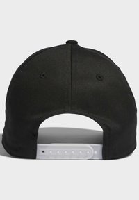 Cappellino da baseball nero con visiera piatta, dettagli cuciti e un cinturino regolabile in plastica sul retro. Tessuto liscio e design semplice.