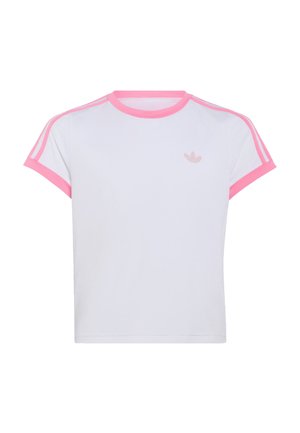 Hvid kortærmet t-shirt med pink krave, ærmekanter og tre pink striber på hver skulder, med en lille pink logo på brystet.