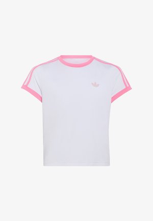 Hvid kortærmet t-shirt med pink krave, ærmekanter og tre pink striber på hver skulder, med en lille pink logo på brystet.