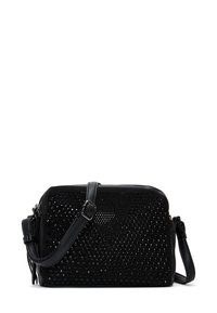 Borsa a tracolla in pelle nera con perforazioni testurizzate e dettagli in borchie, dotata di una tracolla removibile e chiusura con zip.