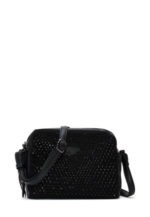 Borsa a tracolla in pelle nera con perforazioni testurizzate e dettagli in borchie, dotata di una tracolla removibile e chiusura con zip.