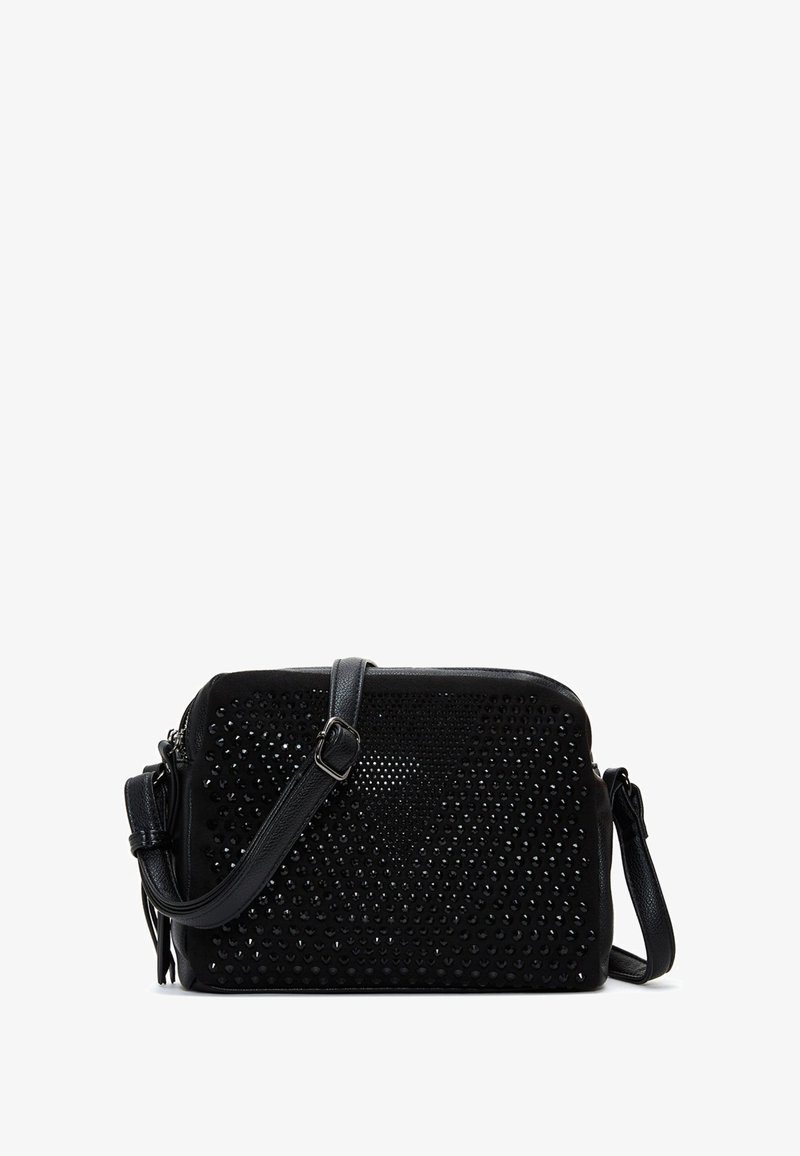 Borsa a tracolla in pelle nera con perforazioni testurizzate e dettagli in borchie, dotata di una tracolla removibile e chiusura con zip.