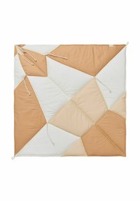 Vattert tæppe med geometrisk patchworkdesign i nuancer af beige, tan og hvid; har bånd til sikring. Glat stof tekstur.