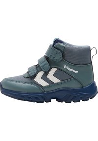 Dunkelblau-grüne High-Top-Schuhe aus synthetischem Material. Sie verfügen über weiße Streifenakzente, doppelte Klettverschlüsse, eine strukturierte Sohle und gepolsterten Knöchelunterstützung.