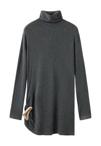 Top de cuello alto en gris carbón con mangas largas, que presenta un detalle fruncido lateral y un accesorio metálico decorativo en la parte inferior.