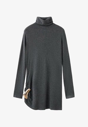 Antracietgrijze coltrui met lange mouwen, voorzien van een gerimpeld detail aan de zijkant en een decoratief metalen accent aan de onderkant.