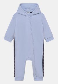 Lichtblauwe onesie met ritssluiting en capuchon, voorzien van donkere zijstrepen met merklogo, lange mouwen en elastische manchetten. Zachte, gladde stoftextuur.