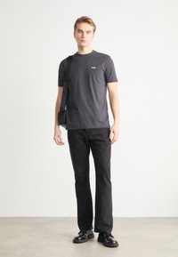 BOSS Basic póló - charcoal