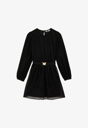 Crna haljina dugih rukava, s teksturiranim materijalom i uskim korzetom. Ima crni pojas s zlatnom kopčom u obliku leptira.