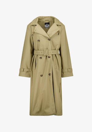 Trench-coat imperméable beige avec un devant croisé, une ceinture à la taille et des poignets boutonnés. Il possède un col classique et des poches latérales.