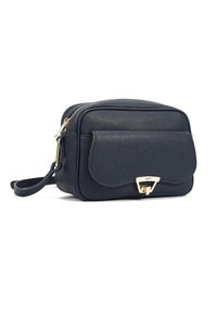 Borsa a tracolla in pelle blu navy con texture, chiusura a zip e tasca frontale; forma rettangolare con tracolla regolabile.