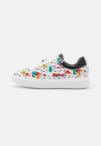 Zapatillas blancas con impresiones gráficas coloridas, que presentan un acento de cuero negro en el talón, suelas gruesas blancas y cordones decorativos.
