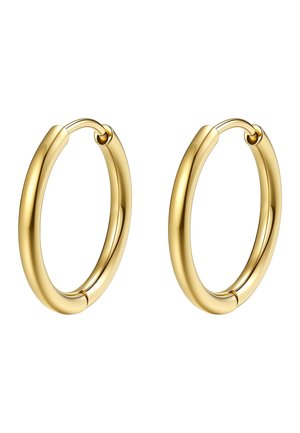 Par de pendientes de aro dorados, lisos y brillantes, con un cierre de bisagra sobre un fondo blanco.
