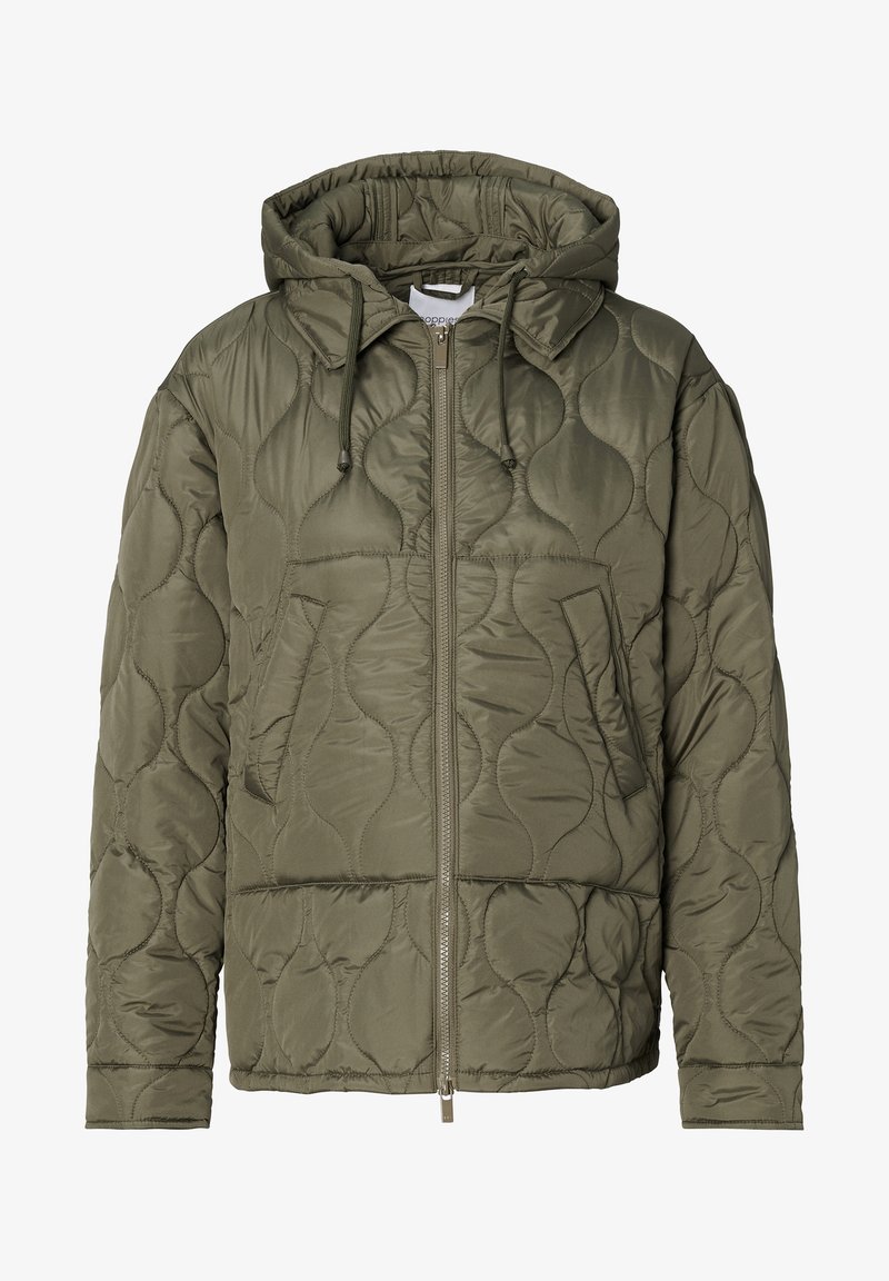 Veste matelassée vert olive avec capuche, fermeture éclair à l'avant, deux poches en biais et motif ondulé cousu sur le tissu.